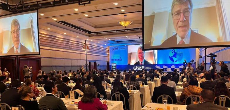 Colombia no puede ir sola en transformación energética, dice Jeffrey Sachs